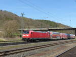 DB 146 271 mit dem RE 4594 von Bebra nach Frankfurt (M) Hbf, am 11.04.2022 in Mecklar.