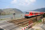 So mu frher der Schrankenwrter vom berhmten Posten 113, zwischen Lorch und Kaub an der rechten Rheinstrecke, die Zge aus dem Norden auf der (frei zugnglichen) Treppe zum Bahnwrterhuschen,