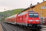 Die noch recht neue 245 017 schiebt am 26.04.2015 ihren RE 15599 aus dem Bahnhof Glauburg-Stockheim in Richtung Frankfurt.