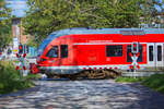 Bahnübergang  im km 270,5 (Klementelvitz) mit durchrauschendem RE 9 auf der Fahrt von Sassnitz nach Rostock.