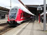 Im Rostocker Hbf. steht am Bstg. 8 der RE 5 nach Elsterwerda bereit. Der Zug bestand neben 445 009 des weiteren aus dem Tw 455 004 und drei Mittelwagen. Aufgenommen am 11.8.2019.