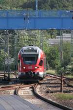 Dieser formschne RE  als Triebwagen fhrt vielleicht geradewegs in die Ablehnung und nicht nach Stralsund. Auf der Radtour nach Stralsund, das Rad ber die Fugngerbrcke tragend, dem Fahrkartenautomaten bei   Gegenlicht    eine Fahrkarte und eine Fahrradkarte zu entlocken, kostete so viel Zeit, da im August 2010, gegen 
10:35 Uhr eine exakte Fotoposition und mehrere Schnappschsse leider nicht mglich waren.