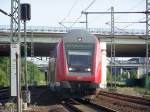 Bei schner Abendsonne fhrt der RE11  Rhein-Hellweg-Express  von Dsseldorf Hbf nach Paderborn der nur Mo-Fr fhrt, in den Flughafenbahnhof von Dsseldorf ein. 20.05.08