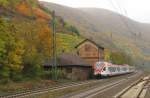 VIAS 303 + xxx als VIA 25012 von Frankfurt (M) Hbf nach Neuwied, bei der Einfahrt in Kaub; 01.11.2011