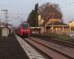 442 205 hatte Planhalt im Bahnhof Hetzerath. Die RB durfte aber noch nicht abfahren, weil das Ausfahrsignal noch Rot zeigte. Schließlich dufte der Zug auf Befehl des FDL losfahren, das Kennlicht blinkte und 442 205 wurde auf das Gegengleis genommen.
Bahnstrecke 3010 Koblenz - Perl Grenze am 02.11.2014.