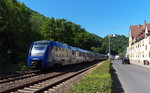 Der Verkehr auf der Rhein-Nahe Bahn (Bingerbrück - Saarbrücken) ist leider auf dem rheinland-pfälzischen Teil sehr eintönig geworden. Durch MORA C wurden alle Güteranschlüsse gekündigt, sodass es es zwischen Bad Kreuznach und Heimbach Nahe nur noch Personenverkehr gibt. Auch dieser ist sehr eintönig, denn man sieht nur Triebwagen von VLEXX (Die Länderbahn - Netinera). Hier variieren schon mal die Zusammenstellungen der Triebwagen. 622 429 + 620 416 sind auf der Relation Frankfurt/Main - Saarbrücken unterwegs. Der RE hat gerade den Bahnhof Kirn verlassen und fährt durch die Ortslage. Bahnstrecke 3511 Bingerbrück - Saarbrücken am 23.06.2016 