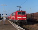 RE 4272 Mannheim - Trier mit 111 121 bei der Einfahrt in den Bahnhof Ensdorf. Im Berufsverkehr hlt der Regional Express zwsischen Saarbrcken und Trier an fast jeder Station. 111 121 wirbt fr das Saarland/Rheinland-Pfalz Ticket.
24.10.2012 - KBS 685