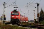 143 365 zieht RE 17451, Leipzig-Dresden, Bahnbergang Jessen, 19.08.09