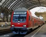 Auf Sachsens Hotline - Vierteilige Dostogarnitur mit RegioDB BR143 in DD-Hauptbahnhof vor der Abfahrt auf Linie RE50 (26.11.2009).