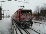 Der RE nach Hoyerswerda mit einer vereisten BR 143 als Schublok in Dresden-Friedrichstadt.