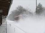 Mit einer groen Wolke aufgewirbeltem Schnee hinter sich verlsst ein DB Desiro den Hp Dresden-Langebrck; 15.12.2010  