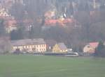 Blick auf die Strecke Kamenz - Pulsnitz - Dresden, die gerade  von einem Desirio der Schsischen Stdtebahn befahren wird.