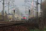 Die RB nach Elsterwerda - Biehla biegt links in die Verbindungskurve nach Coswig  ein, der auf falschem Gleis fahrende Güterzug muss warten.Der rechts stehende Eisenbahnfotograf steht nicht im