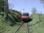 Ein Bild aus lngst vergangener Zeit. Am 12.05.2001 um 13.58 Uhr durchfhrt der Regionalbahnzug Halberstadt-Elbingerode den Felseinschnitt am Amt in Elbingerode und wird in wenigen Augenblicken den Westbahnhof erreichen.