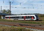 abellio 1648 435-3 als RB 80557 von Karsdorf nach Naumburg Ost, am 25.10.2021 in Naumburg (S) Hbf.