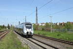 abellio 9442 303 als RE 74510 von Halle (S) Hbf nach Erfurt Hbf, am 09.05.2023 in Naumburg (S) Hbf. Vom Bahnsteigende aus fotografiert.