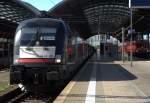 Die ES 64 U2 - 009 wartet am 28.04.12 gegen 16:20 Uhr in der prallen Sonne mit der  Regionalbahn 16362 von Halle (Saale) Hbf nach Eisenach, der Fotograf wird mit diesem Zug bis Naumburg fahren.