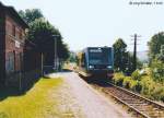 Ein zweiachsiger LVT/S der Burgenlandbahn hlt am 7.6.03 auf dem Weg nach Naumburg in Balgstdt.

