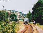 „Nachschuss“ vom Balgstdter Bahnsteig nach Osten auf den nach Naumburg weiterfahrenden Triebwagen am 7.6.03.