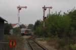 DB 642 221 + 642 219 als RB 34883 von Nebra nach Naumburg (S) Ost, am 13.09.2014 bei der Einfahrt in Laucha (U). Dort stehen in Richtung Nebra auch noch die beiden schönen Formsignale.