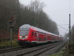 RE 1 (13011) Hamburg - Büchen mit Dosto-Wagen  Hanse-Express  bei Durchfahrt durch Friedrichsruh; 11.12.2020  