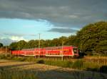 Die Regionalbahn von Sangerhausen nach Erfurt Hbf hat am Abend des 7.07.2008 gerade den Haltepunkt Reinsdorf verlassen.