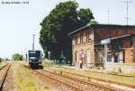 Die Ausmae einiger Bahnhfe zeugten von der Bedeutung der Strecke vor der  Wende . Am 7.6.03 war der Dienst fr den Fahrdienstleiter in Gehofen aber langweilig: Nur noch fr die etwa stndlich durchfahrenden Triebwagen musste er die Schranken des angrenzenden Bahnbergangs rauf- und runterkurbeln.