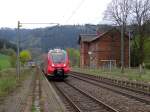 442 276-2 legt am 26. April 2015 als RB nach Saalfeld (Saale) einen kurzen Halt im Haltepunkt Marktgölitz ein.