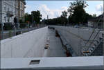 Die dritte Tunnelausfahrt -

In der Ettlinger Straße liegt die dritte Tunnelrampe des Karlsruher Straßen-/Stadtbahntunnels. Der Südabzweig in der Ettlinger Straße schließt am Marktplatz mit einem niveaugleichen Gleisdreieck an den Ost-West-Tunnel an. Für die Bauzeit dieses Abschnittes wurde der komplette Stadt- und Straßenverkehr in der Ettlinger Straße eingestellt und über parallele Strecken umgeleitet.

03.09.2017 (M)