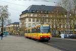   Der Stadtbahntriebwagen AVG 578, ex AVG 538, ein DUEWAG GT8-80C, erreicht am 16.12.2017, als S1 nach Ettlingen, nun die Station Karlsruhe Hbf (Vorplatz).