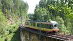 Eine S-Bahn nach Karlsruhe überquert einen Viadukt zwischen Freudenstadt und Friedrichstal (Baden). Aufgenommen am 21.7.2017 15:07