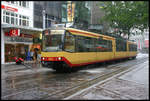 Am 7.7.2006 hat die Tram 883 als S 5 nach Mühlacker freie Fahrt in der Karlsruher Fußgängerzone.