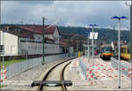 Die Steilstrecken um Freudenstadt -

Einfahrt in den Bahnhof Freudenstadt Stadt, der näher zur Innenstadt mit dem größten Marktplatz Deutschlands liegt. Der Bahnhof liegt 739 Meter hoch, damit um 75 Meter höher als der Hauptbahnhof. Dieser Höhenunterschied wird mit 2,8 km Streckenlänge bewältigt.

Blick aus dem Fahrgastraum, 10.04.2005 (J)