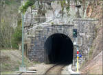 Mit der S41 das Murgtal hinab -    Kurz vor Raumünzach wird ein Bergsporn im 104 Meter langen Spielraintunnel durchfahren.