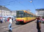 Am 21.06.2003 kämpft sich ein Stadtbahn-Wagen auf dem Weg nach Hochstetten über den Marktplatz und durch die Fußgängerzone in Karlsruhe.
