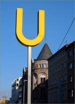 Ein gelbes U -

... für die hier jetzt unterirdisch fahrenden Straßen- und S-Bahnen (Stadtbahnen). In Deutschland und Österreich wird sonst ein weißes U auf blauem Grund verwendet.

Haltestelle Europaplatz, 12.01.2022 (M)