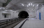 U-Haltestelle Durlacher Tor -     Wie man hier an der kreisrunden Tunneleinfahrt sehen kann, wurde im weiteren Verlauf die Tunnelstrecke mittels einer Tunnelbohrmaschine aufgefahren.