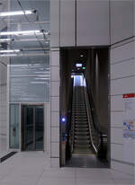 U-Haltestelle Durlacher Tor -

Über diesen Rolltreppenschacht gelangt man zur Zwischenebene und von dort ohne Richtungsänderung weiter an die Oberfläche. Rechts der Aufzug. Oben halten die Straßenbahnlinie 3 und 4.

12.01.2022 (M)