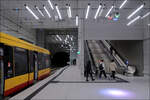 U-Haltestelle Ettlinger Tor/Staatstheater - 

Blick auf das nördliche Bahnsteigende der Station mit den eingehausten Treppenanlagen. Die Haltestelle liegt etwas tiefer als die anderen, da der Straßentunnel unterfahren werden muss.

Karlsruhe, 12.01.2022 (M)