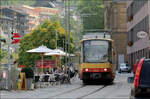 Ein friedliches Nebeneinander -     das Straßencafé und die Stadtbahn.