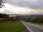 Elektrifizierungsarbeiten am Kbelbachviadukt bei Dornstetten auf der KBS 741 am 29. Oktober 2006. Demnchst rollt hier die gelbe S-Bahn aus Karlsruhe Marktplatz ber Rastatt nach Freudenstadt bis hin zur Endstation  Eutingen i. Gu .