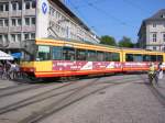 Stadtbahnwagen 587 (Typ GT8-80C) des KVV kommt am 04.09.2004 aus Richtung des Karlsruher Hauptbahnhofs und biegt beim Gleisdreieck am Marktplatz in die Fugngerzone Kaiserstrae ein.