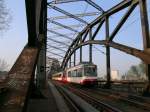 Ganz verloren wirkt der Karlsruher Triebwagen auf der groen Osthafenbrcke hier im Dienst der Main Linie Hanau-Rsselsheim 