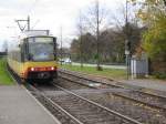 Zweisystem-Triebwagen 889 des Karlsruher Verkehrsverbundes (KVV) fhrt auf der Linie S41 in den Teil des Bahnhof Karlsruhe-Durlach (Gleis 11/12) ein, der direkt an das Karlsruher Straenbahnnetz angebunden ist. Ziel der Stadtbahn ist Heilbronn. Die Aufnahme entstand am 07.11.2004. Seit dem Fahrplanwechsel Mitte Dezember wird diese Linie (auch Kraichgaubahn genannt) als S4 gefhrt, whrend die S41 von Karlsruhe ins Murgtal fhrt.