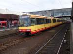 Besuch aus Karlsruhe ist im Heidelberger HBF eine Zeiwegstraenbahn wegen des 50 jahre Heidelbeger HBF am 5.5.2005 wird auch eine kleine Fahrzeugschau statfinden war schon am 4.5.2005 da!!Falsche vermutung am 5.5.2005 war sie schon lngst weg!!!!!!!!!!