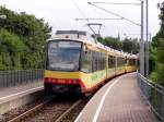 Stadtbahnwagen 902+843 an der Haltestelle Linkenheim Schulzentrum. Wegen der Tour de France mit dem Ziel in Karlsruhe pendelten am 08.07.2005 Zweisystemwagen zwischen Hochstetten und Karlsruhe Stdtisches Klinikum im 20-Minuten-Takt. Dieser Zugverband wurde abends wieder in Richtung Karlsruhe Rheinhafen gebracht da ab 18:00 Uhr die Strecke wieder frei war.