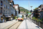 Eine Kleinstadt mit  Tram  -

Eine weitere Ansicht der Haltestelle  Uhlandplatz/Sommerbergbahn . Eine Stadtbahn lässt sich auch in enge Stadtbereiche unterbringen. Für ein Eisenbahn wäre hier ein Tunnel nötig gewesen, d.h. unrealisierbar. Teilweise fährt man im Meterabstand an Straßencafés vorbei. Man beachte auch die gute Gestaltung der Oberleitung. 

Die Enztalbahn Pforzheim - Bad Wildbad wurde am 14.12.2002 auf Stadtbahnbetrieb umgestellt. Diese Verlängerung folgt ein Jahr später. Es ist nach Wörth und Heilbronn die dritte Stadt, in die die Karlsruher Mehrsystemstadtbahn als Straßenbahn vordringt. 

09.10.2005 (M) 