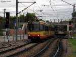 02.10.2010: TW 556 mit Werbung von Gelbe Seiten als S1 nach Neureut. Hier hat er gerade die neue Unterfhrung zwischen Dammerstock und Albtalbahnhof passiert und nhert sich dem Albtalbahnhof.