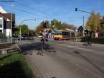 29.10.2010: Bahnbergang Rheinstrae an der Haltestelle Ettlingen Wasen. Hier verlsst TW 563 als S11 nach Ittersbach die Station Ettlingen Wasen.