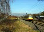 06.02.2011: TW 888 als S4 Eilzug nach Heilbronn. Gerade hat er Jhlingen West verlassen und passiert nonstop Jhlingen Bahnhof. Sein nchster Halt ist Wssingen Ost. Das Bild entstand legal vom Bahnsteigende.